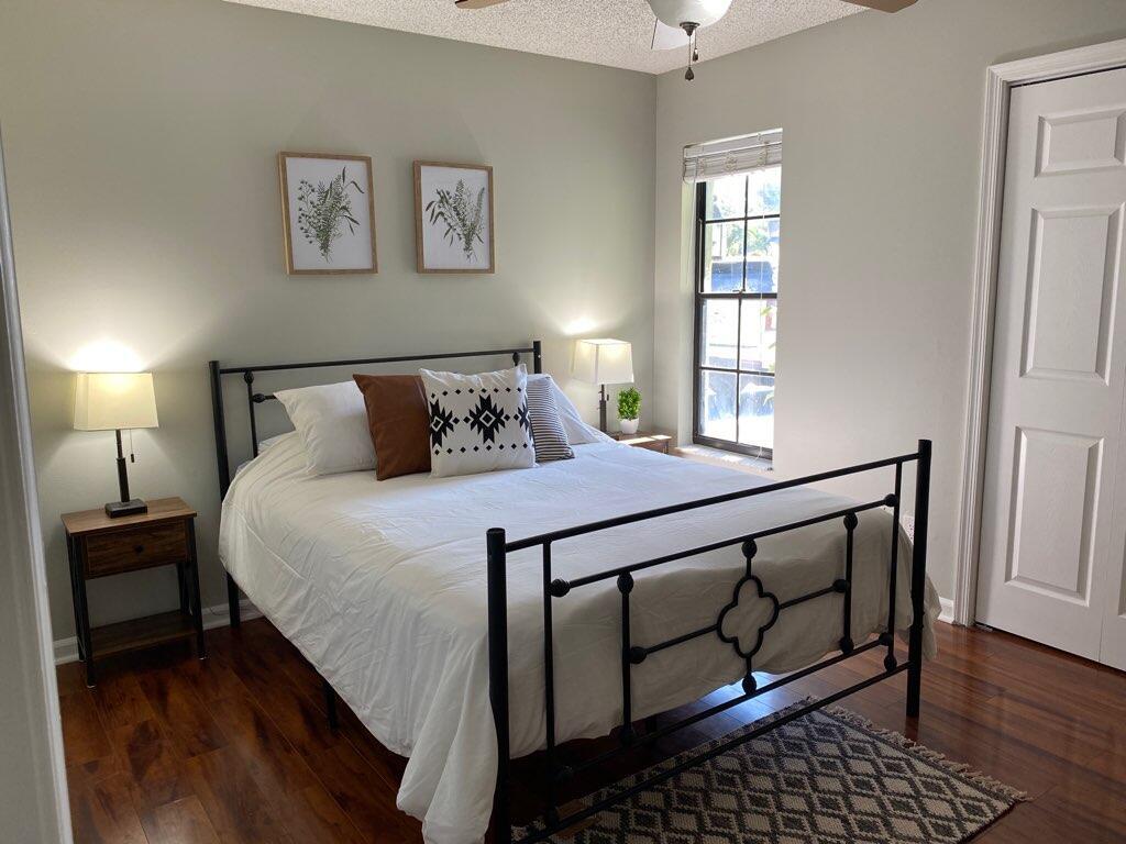 12073 Old Country Road N