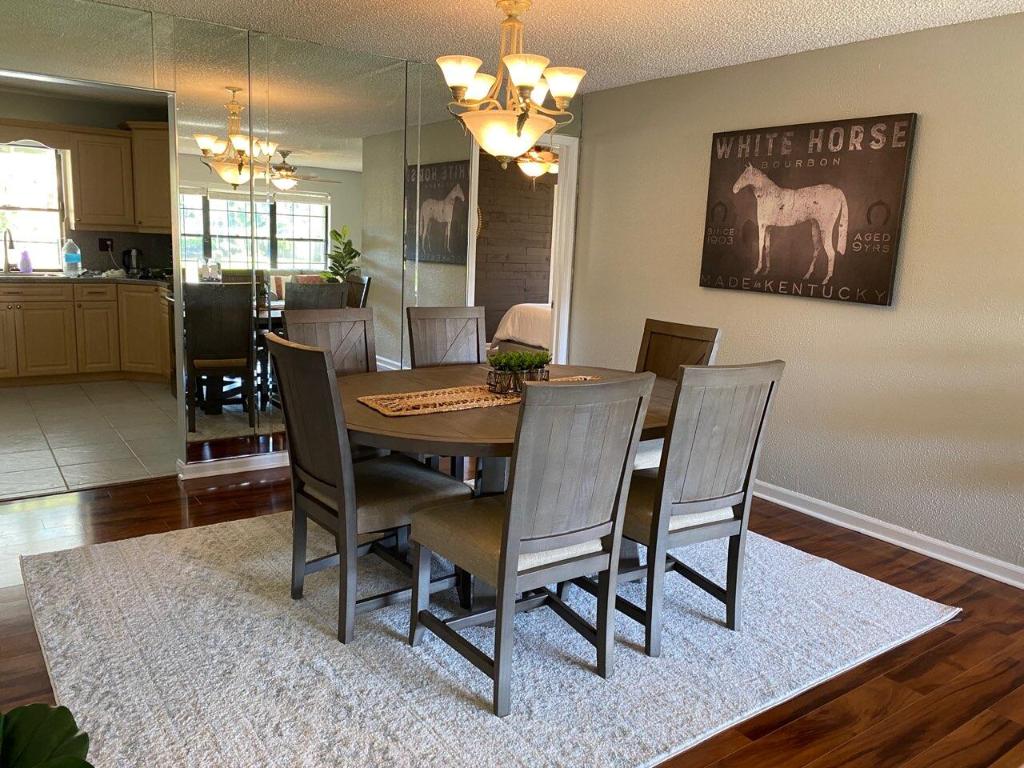 12073 Old Country Road N