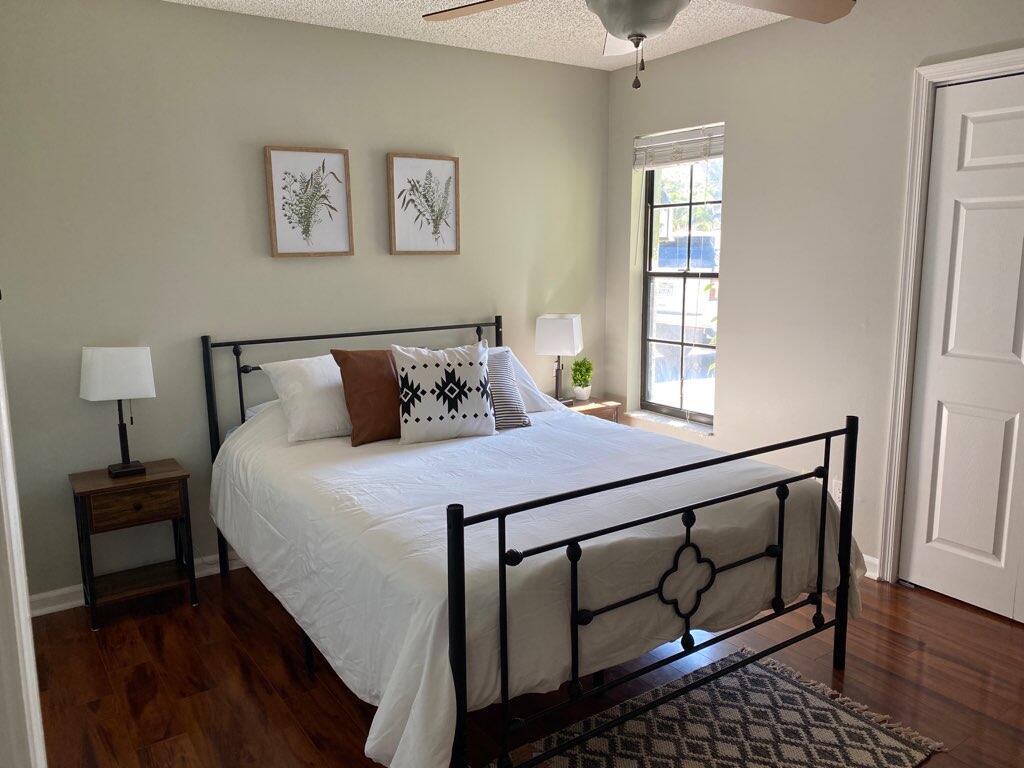 12073 Old Country Road N