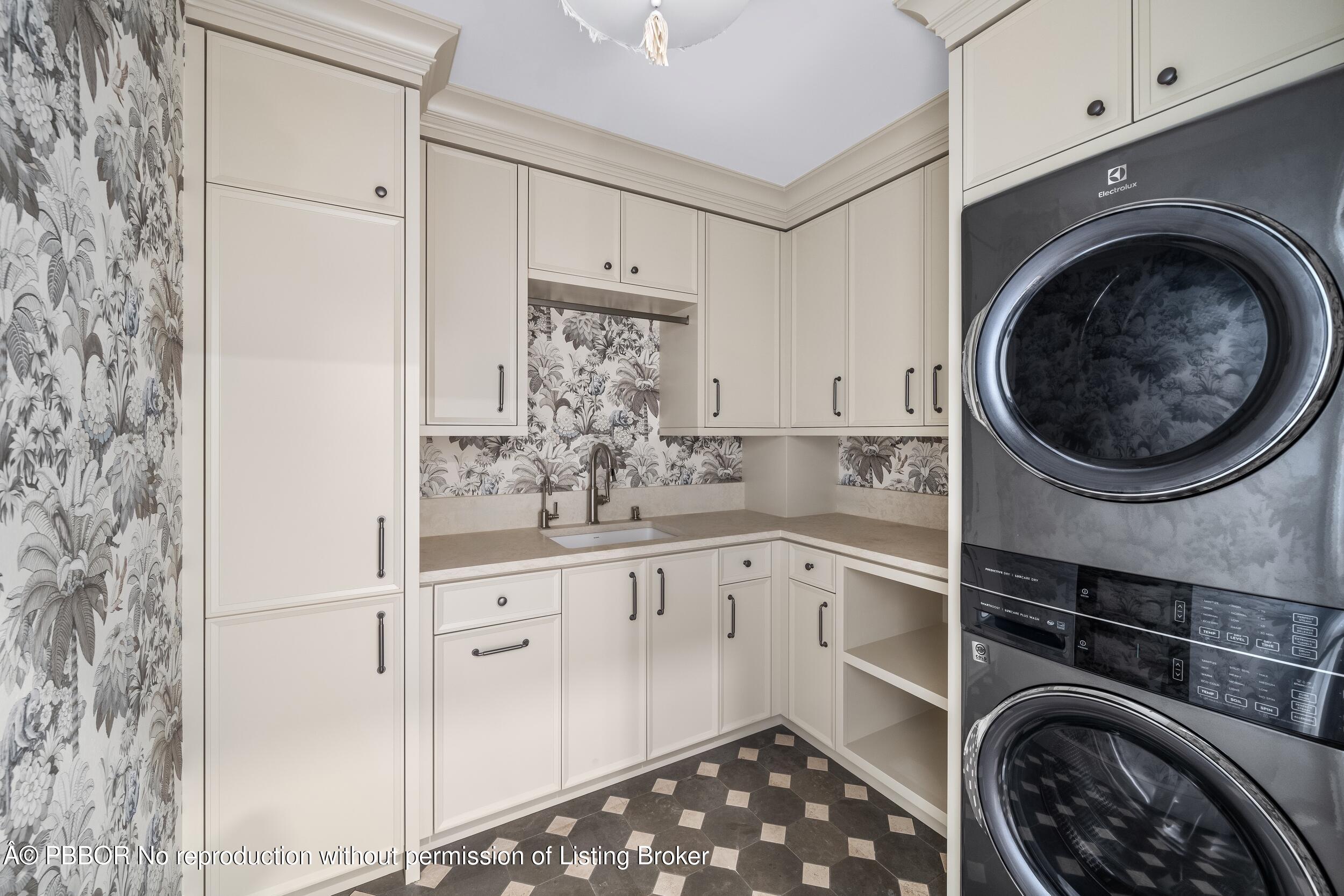 350 Seabreeze Avenue