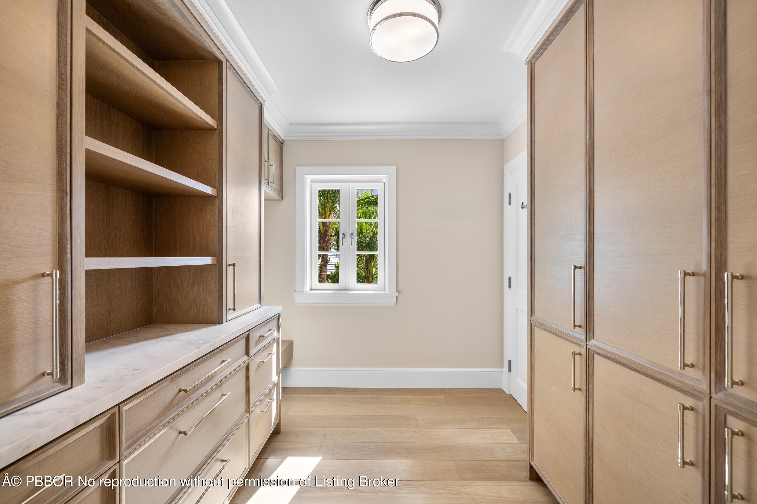 350 Seabreeze Avenue