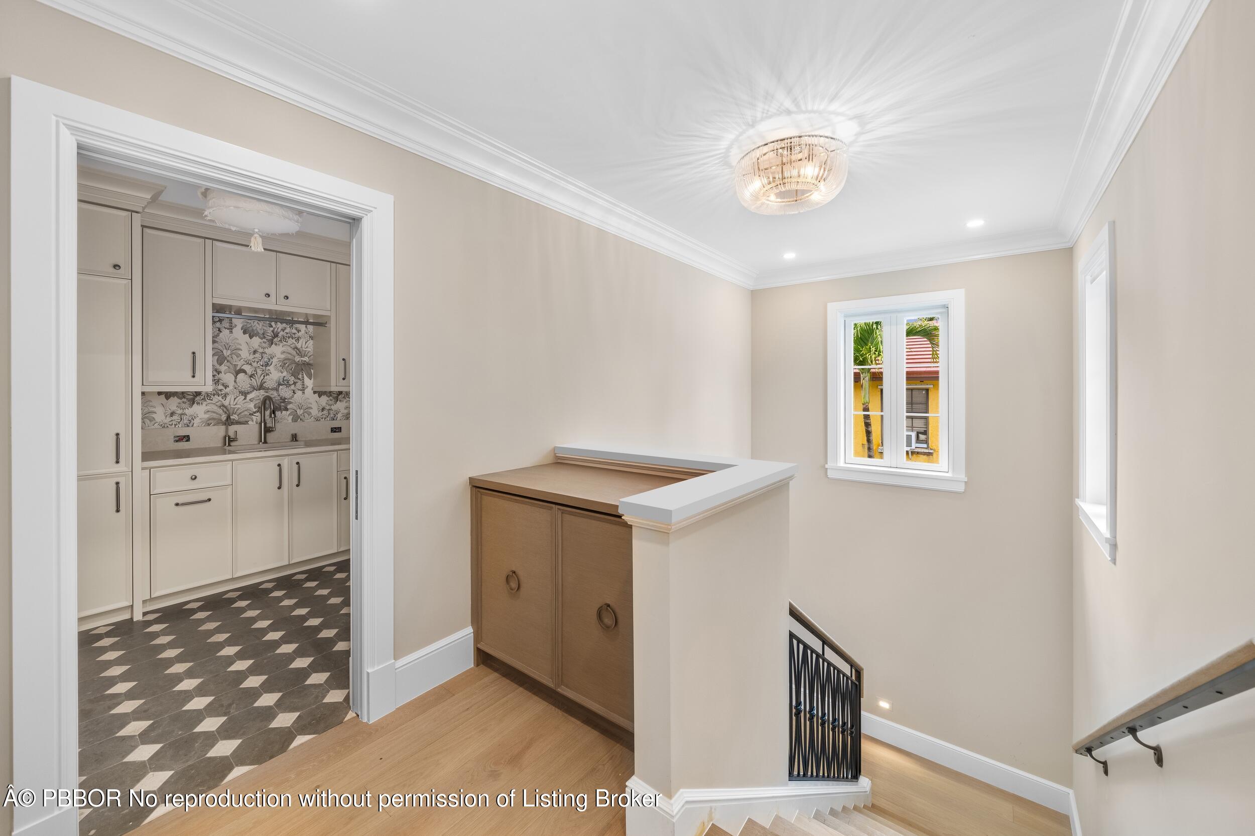 350 Seabreeze Avenue