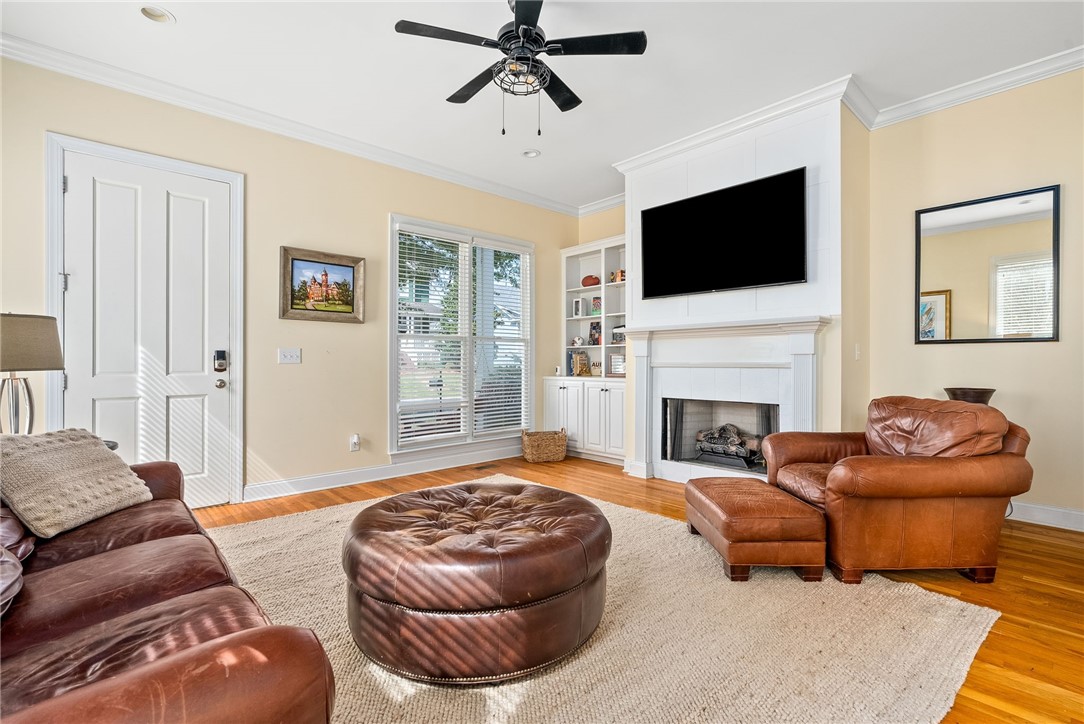 718 QUEENS WAY