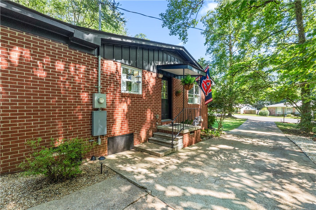 588 SHERWOOD DRIVE