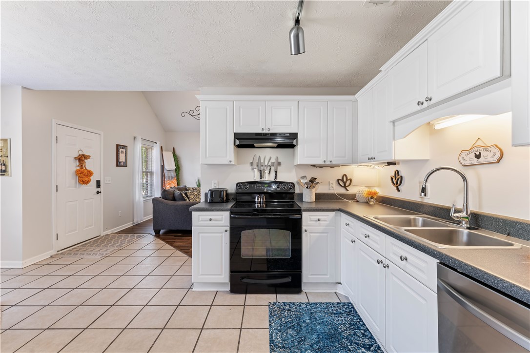 944 SANDSTONE LANE
