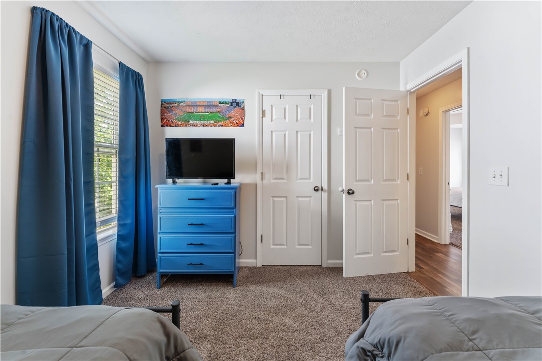 944 SANDSTONE LANE