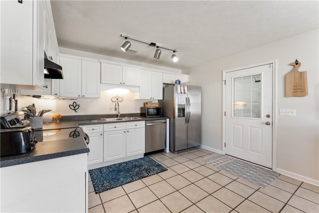 944 SANDSTONE LANE