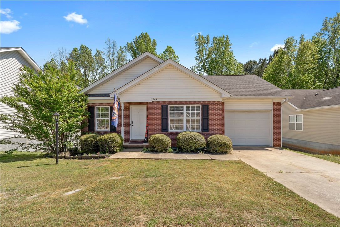 944 SANDSTONE LANE