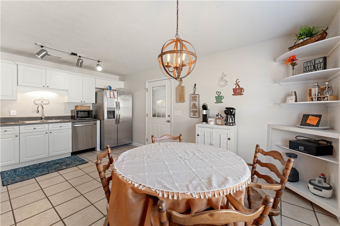944 SANDSTONE LANE