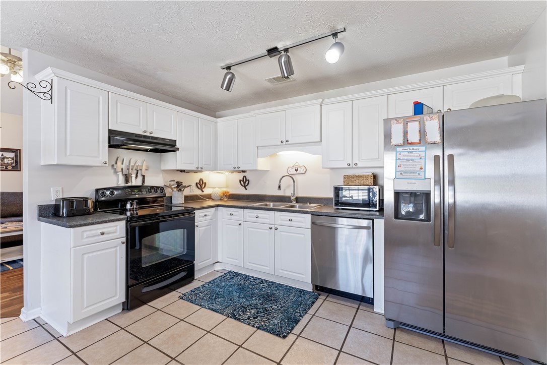 944 SANDSTONE LANE