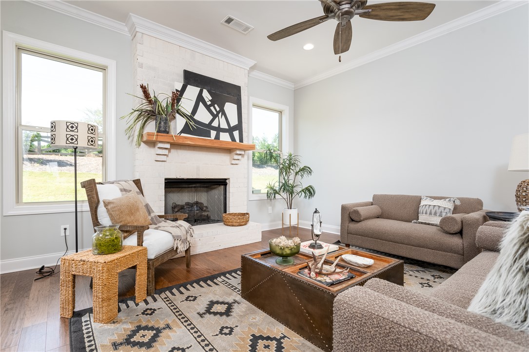 3083 LAKEWOOD LANE
