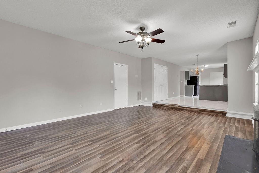 3885 Riverview Chase Bluff