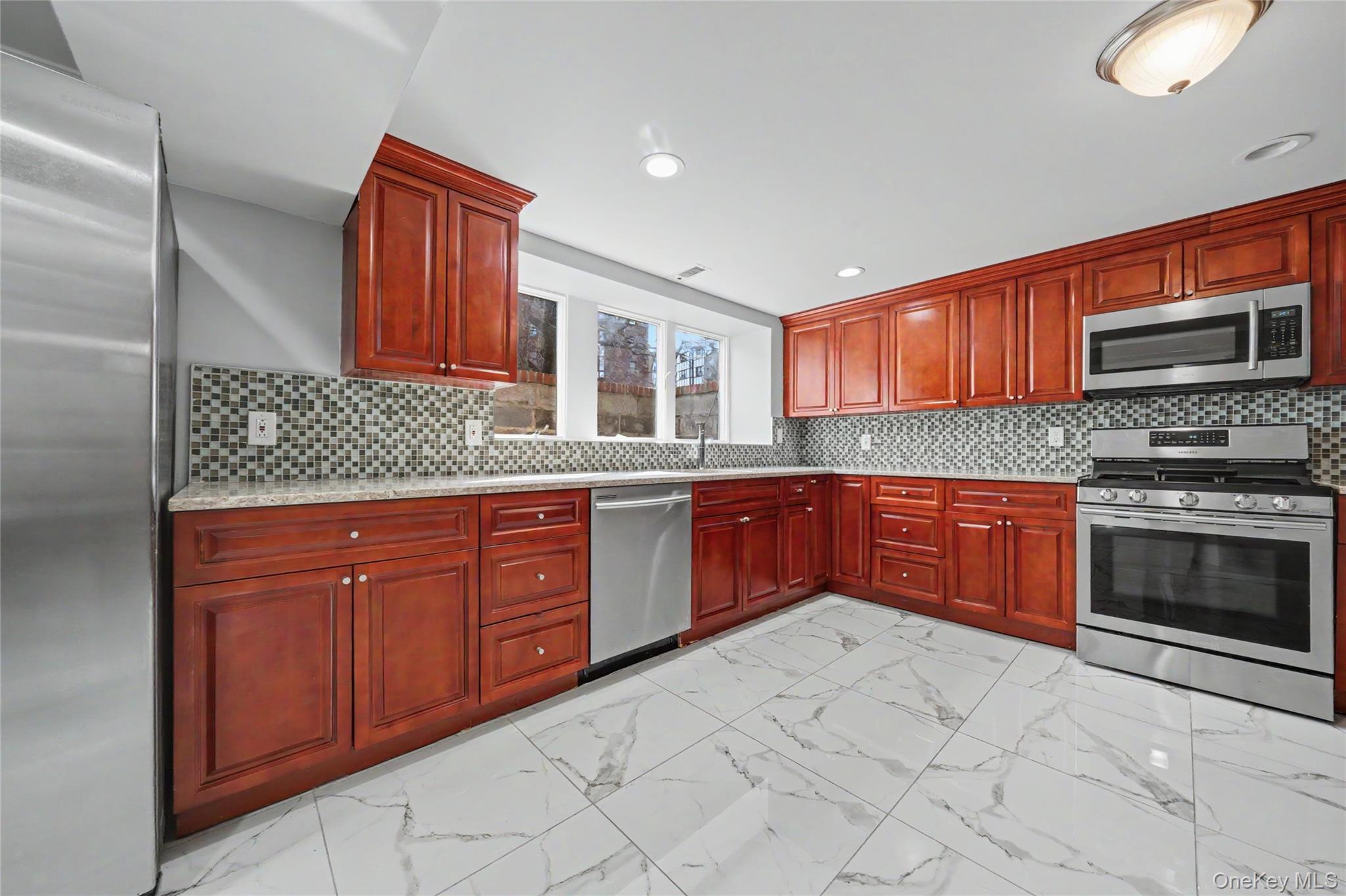 635 E Lincoln Avenue