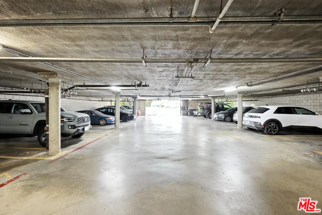 7422 Hazeltine Ave Unit: 3