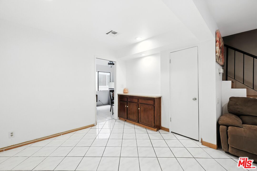 7422 Hazeltine Ave Unit: 3