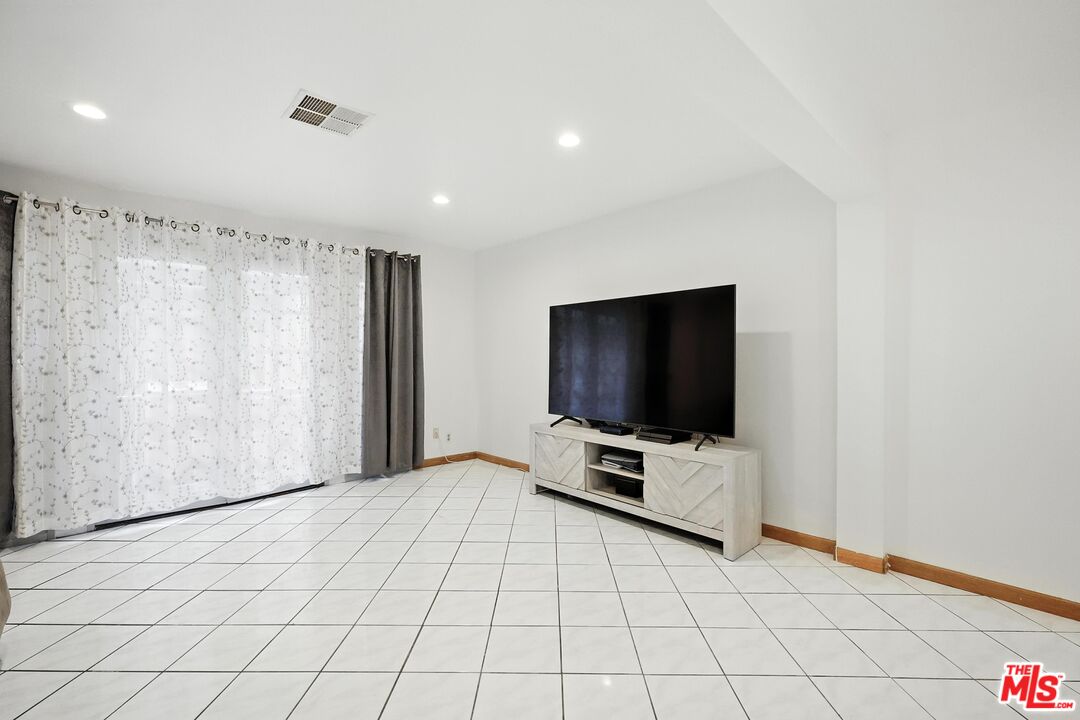 7422 Hazeltine Ave Unit: 3