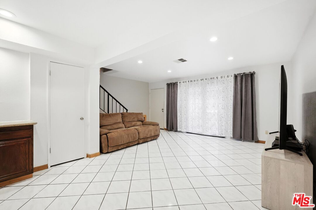 7422 Hazeltine Ave Unit: 3