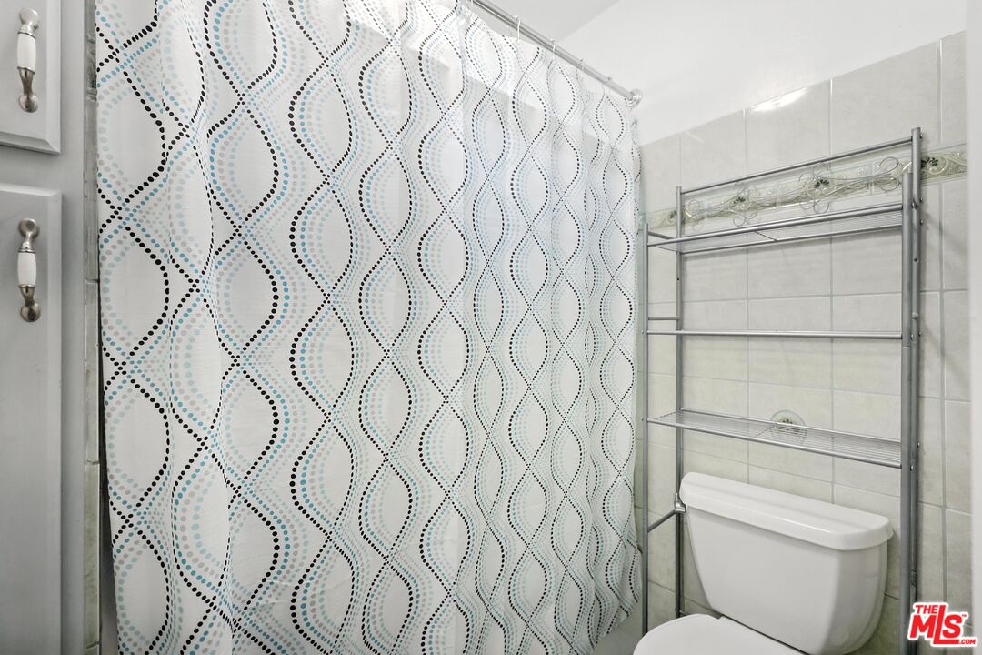 7422 Hazeltine Ave Unit: 3
