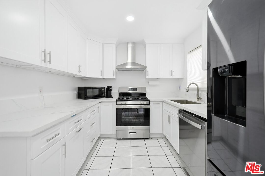7422 Hazeltine Ave Unit: 3
