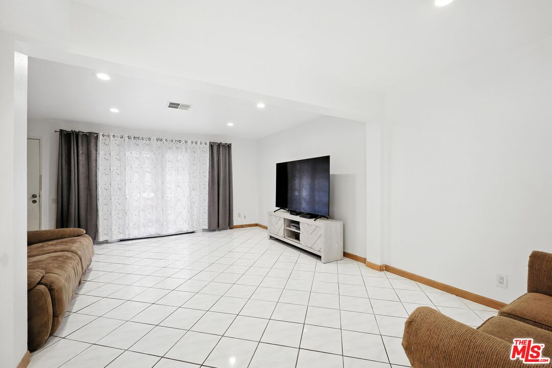 7422 Hazeltine Ave Unit: 3