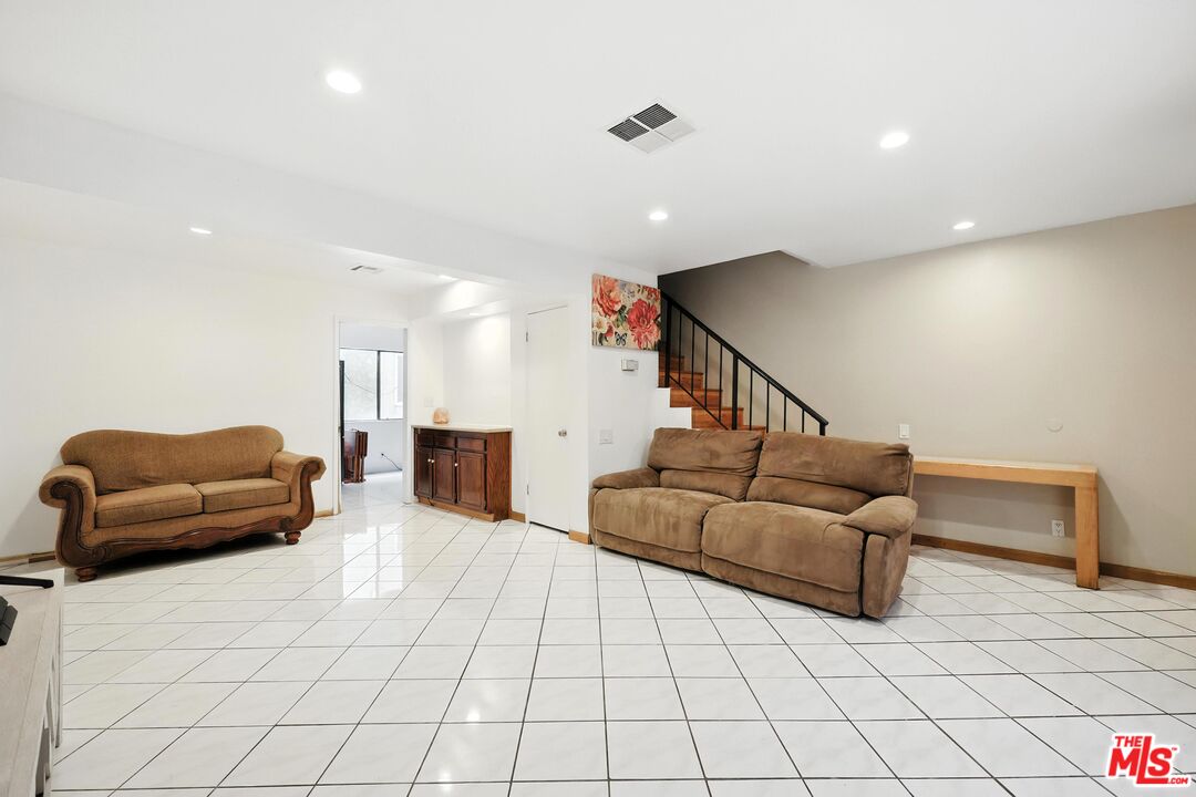 7422 Hazeltine Ave Unit: 3