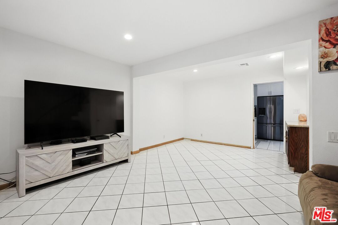 7422 Hazeltine Ave Unit: 3