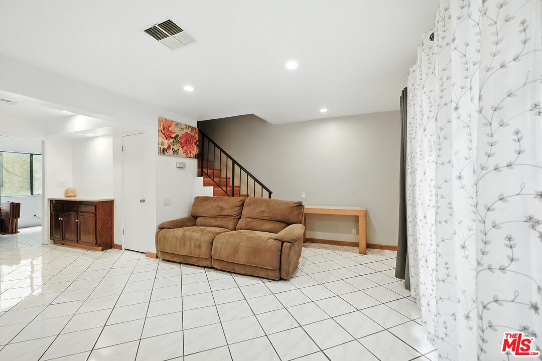 7422 Hazeltine Ave Unit: 3