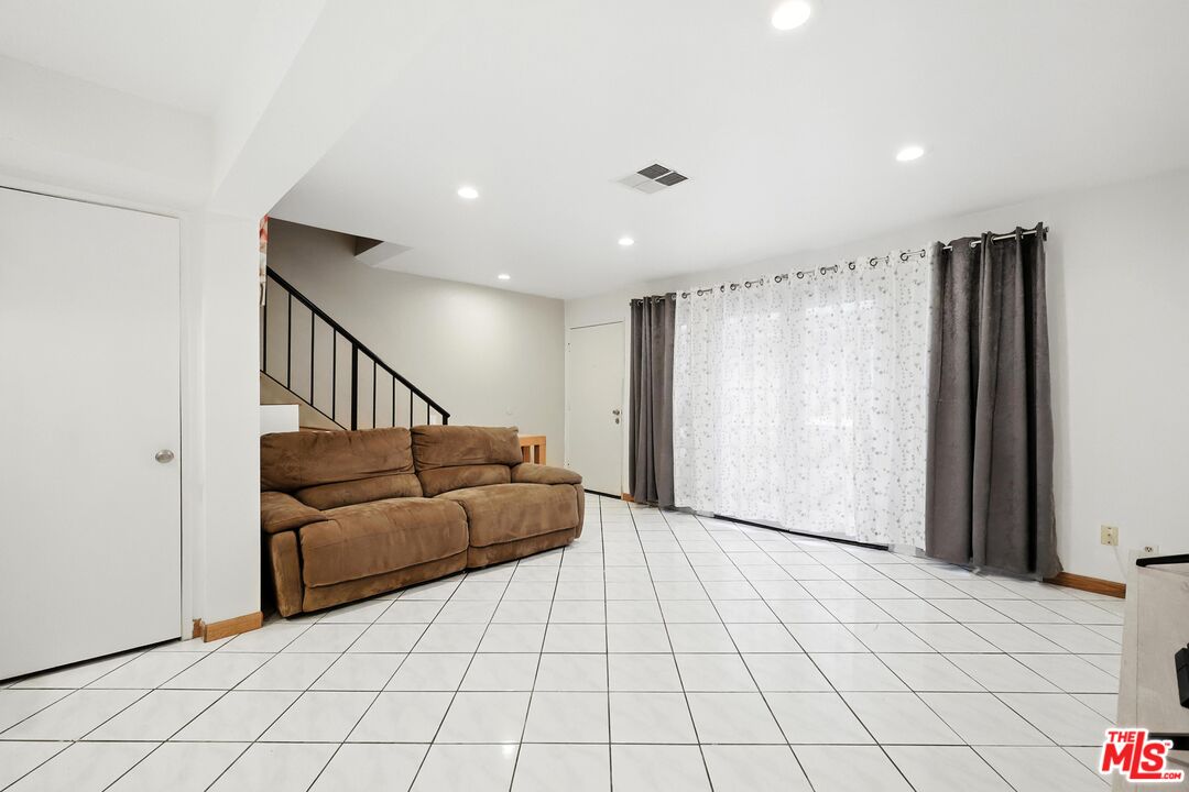 7422 Hazeltine Ave Unit: 3
