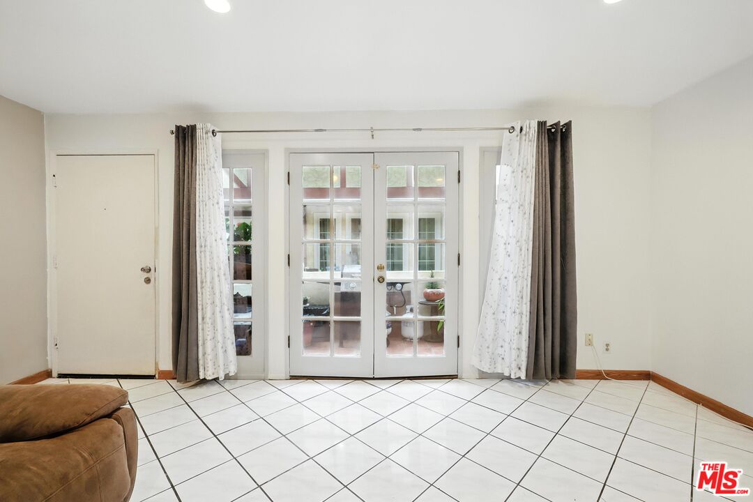 7422 Hazeltine Ave Unit: 3