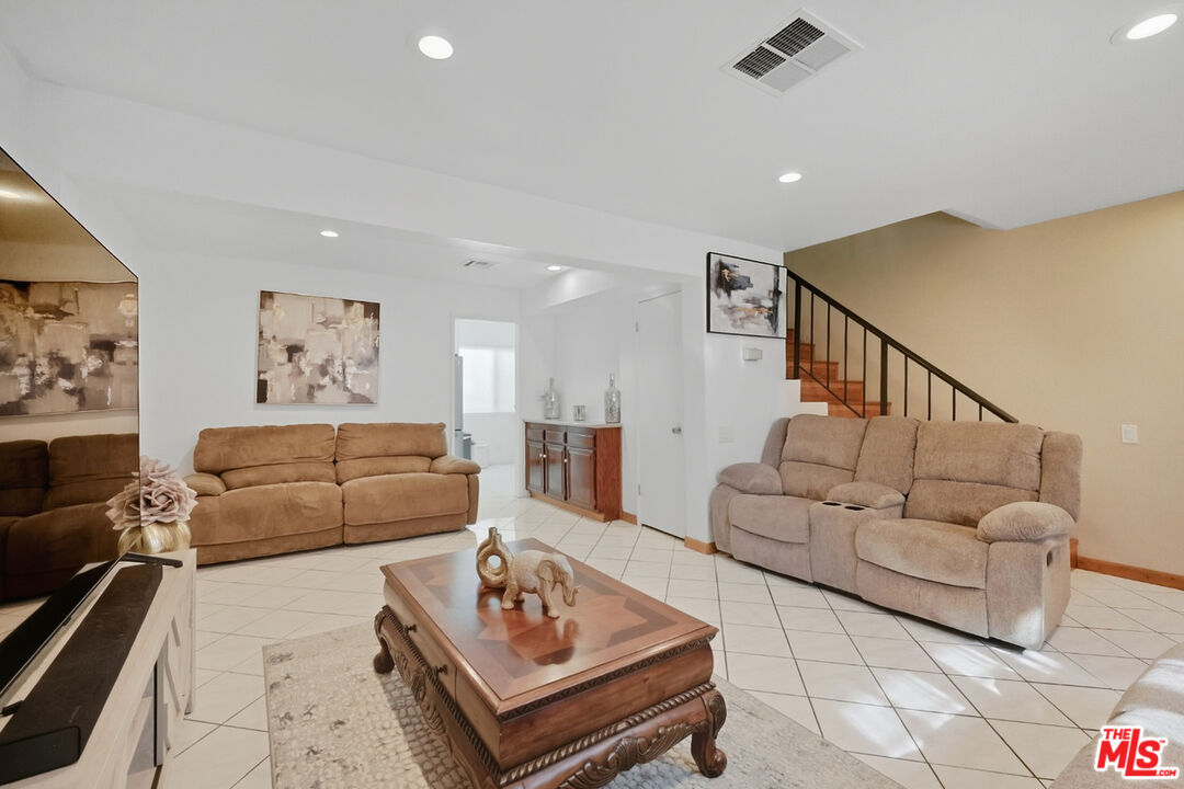 7422 Hazeltine Ave Unit: 3