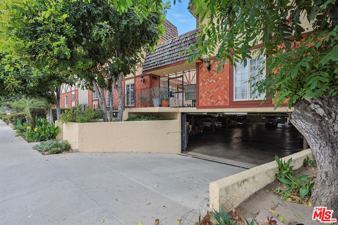 7422 Hazeltine Ave Unit: 3