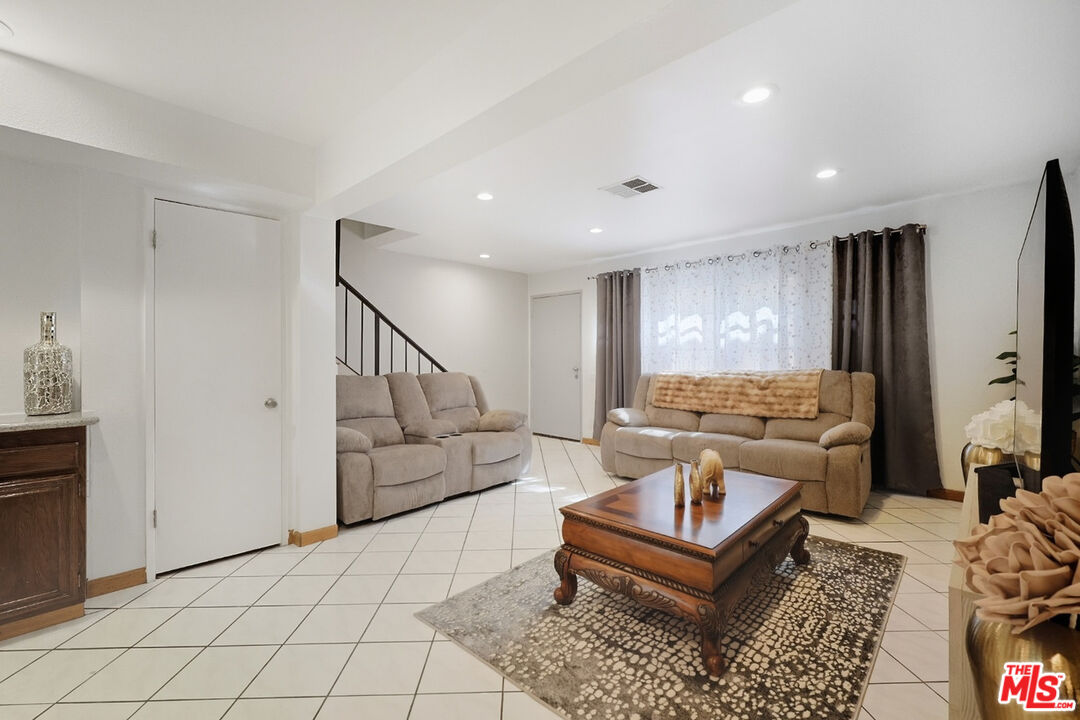 7422 Hazeltine Ave Unit: 3