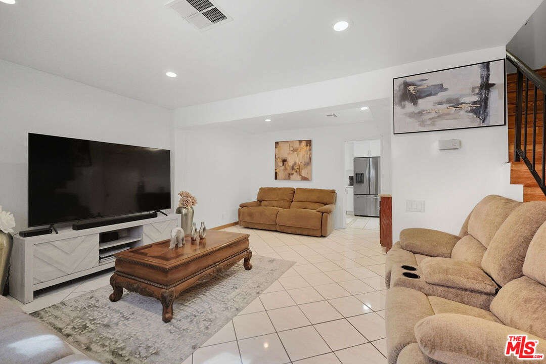 7422 Hazeltine Ave Unit: 3