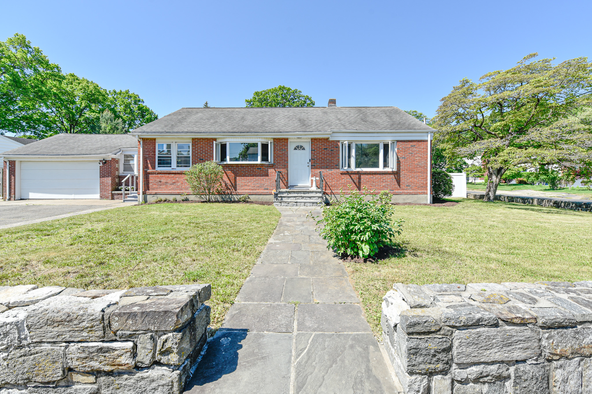 325 Lincoln Boulevard