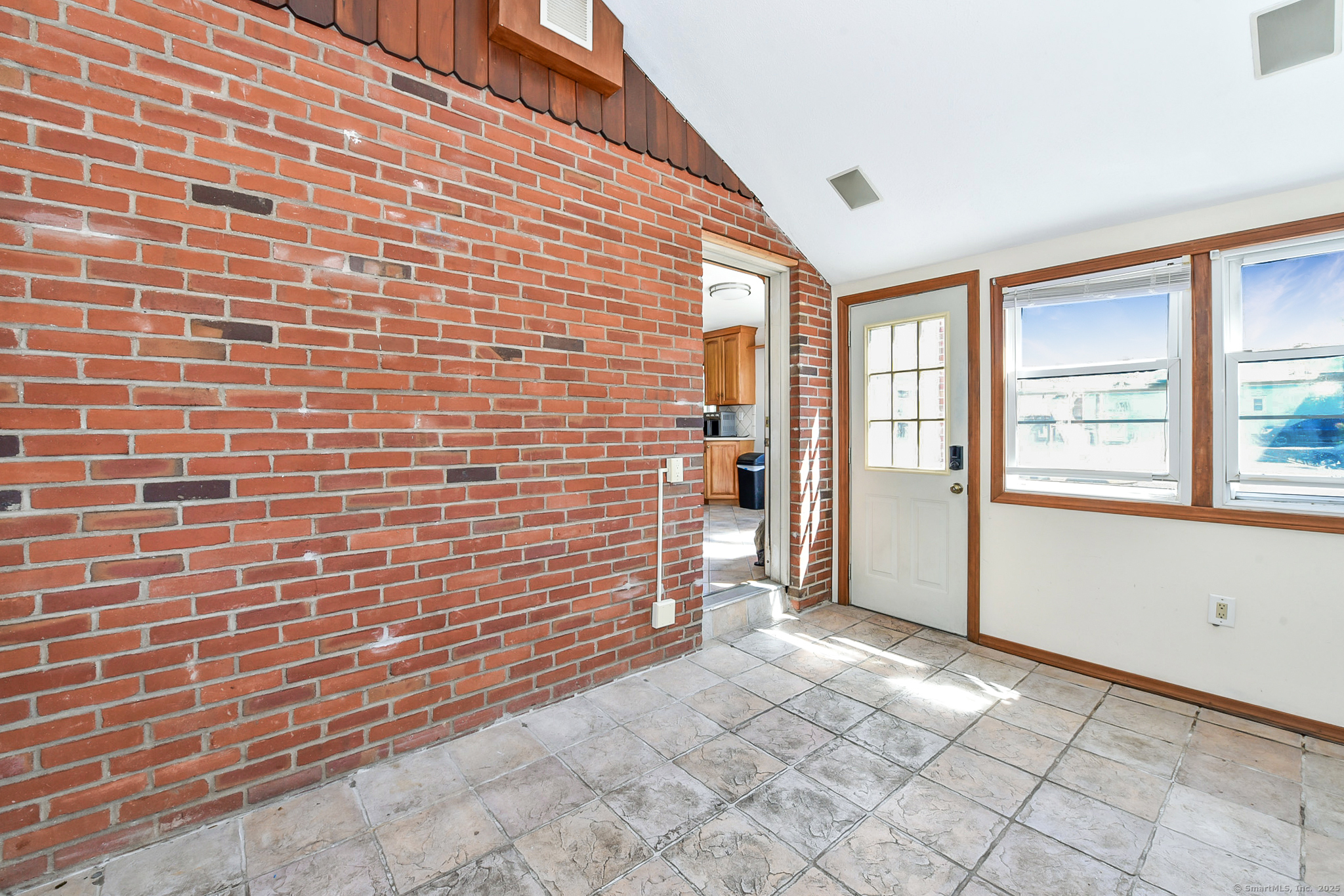 325 Lincoln Boulevard