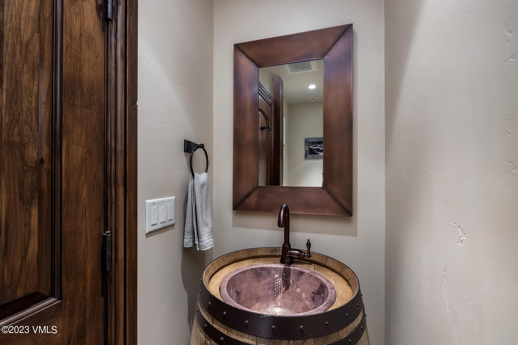 660 Lionshead Place, 325