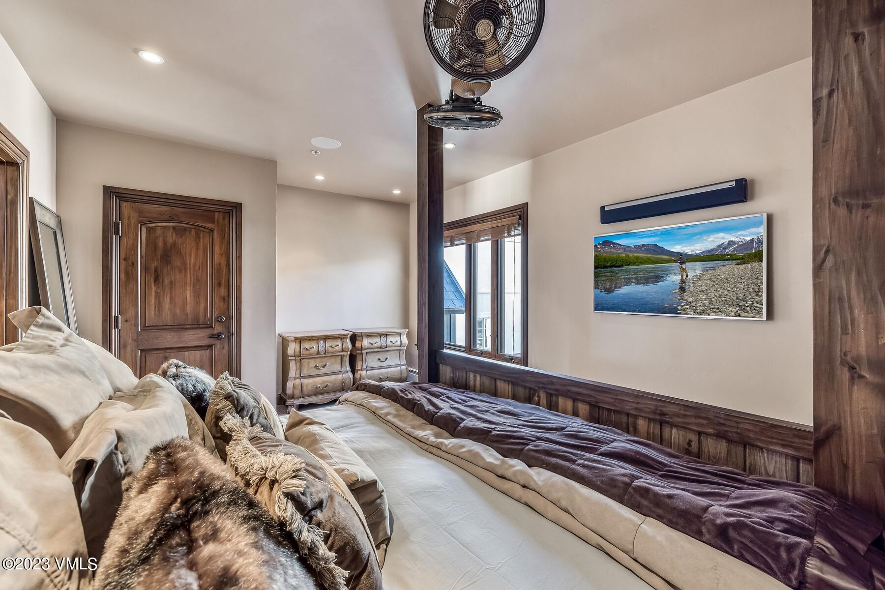 660 Lionshead Place, 325