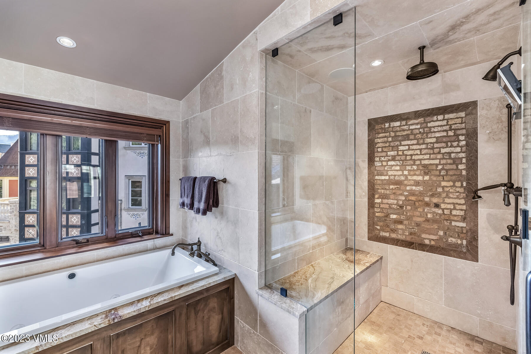 660 Lionshead Place, 325