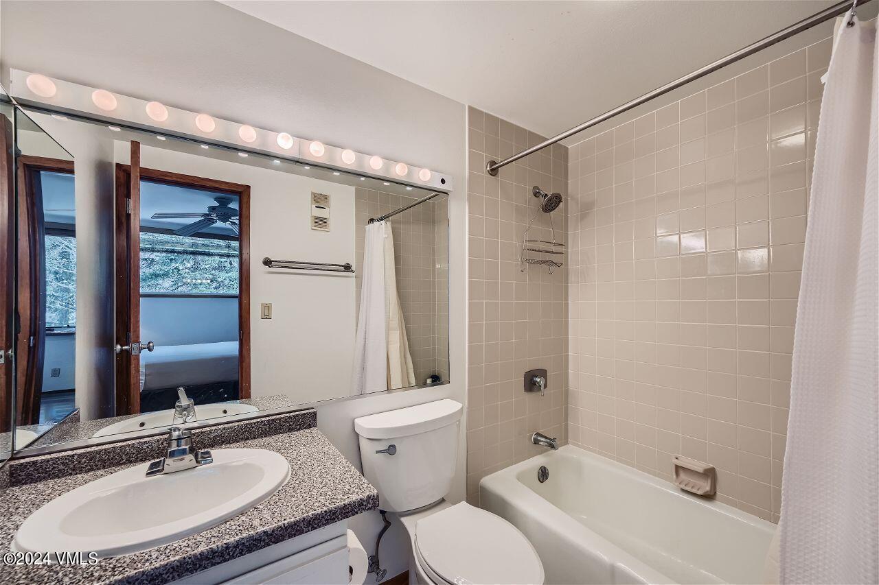 1100 N Frontage W, 1429