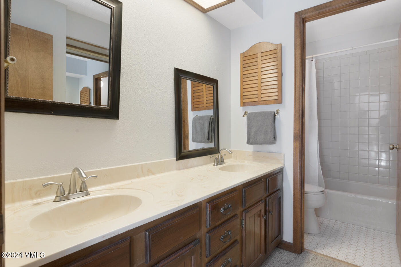 218 W Beaver Creek Boulevard, A & B