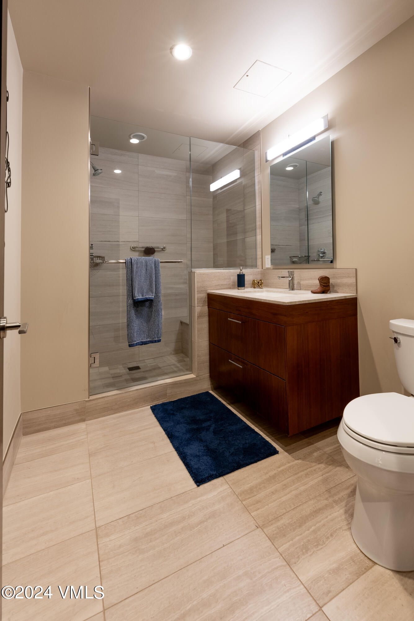 701 W Lionshead Circle, W201