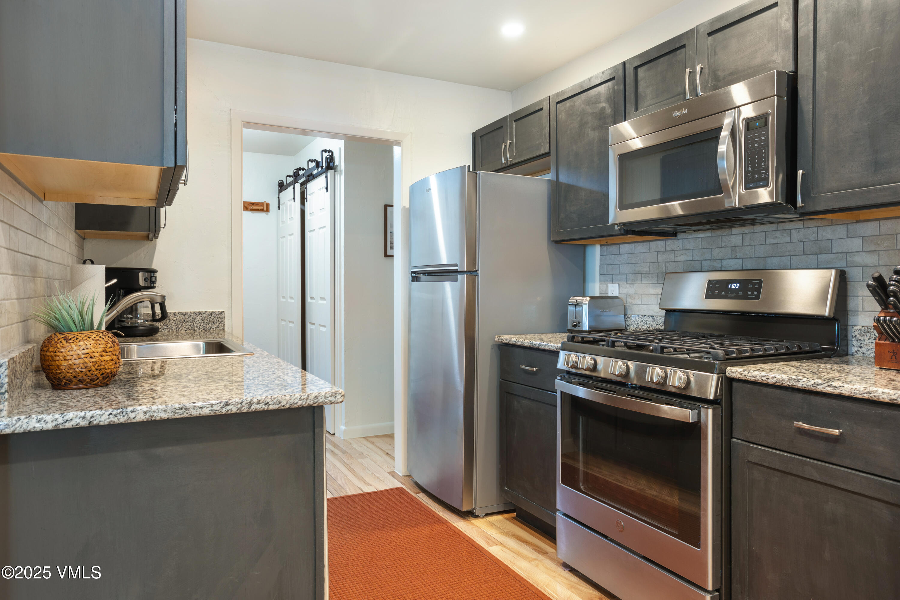 909 Red Sandstone, B2