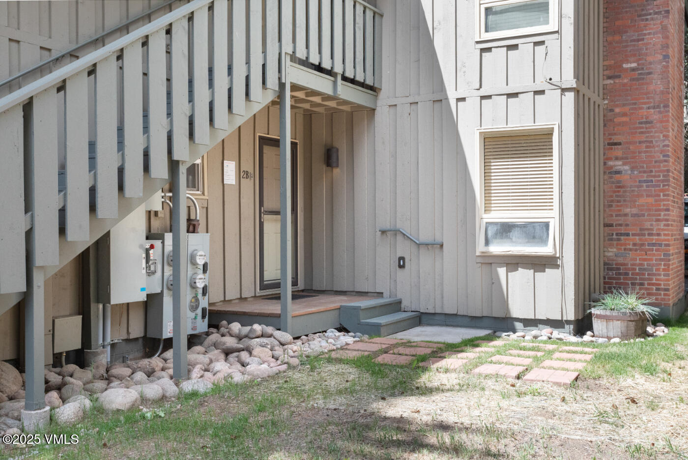 909 Red Sandstone, B2