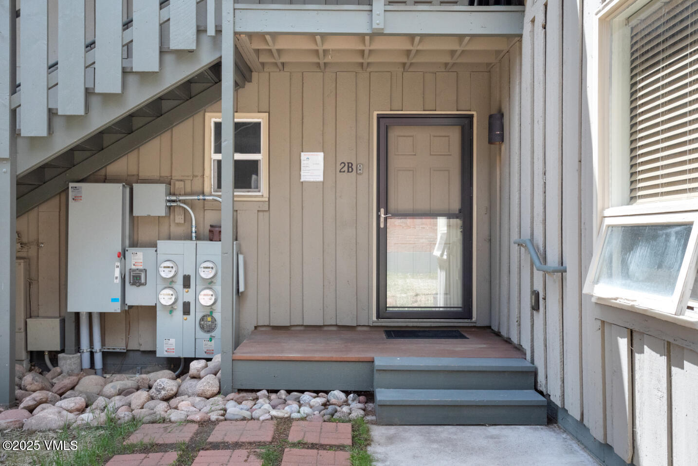 909 Red Sandstone, B2