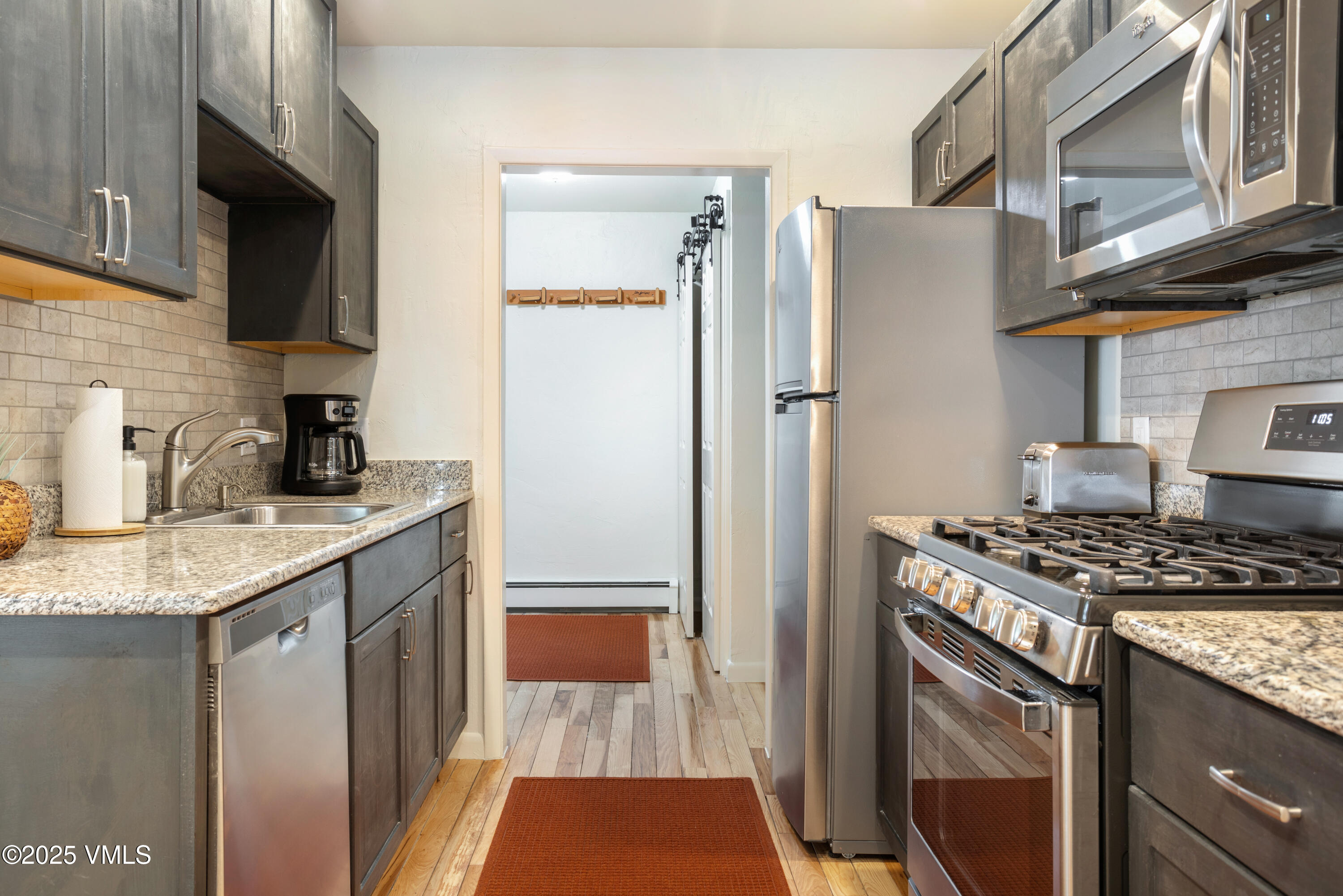 909 Red Sandstone, B2