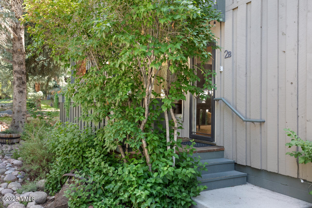 909 Red Sandstone, B2