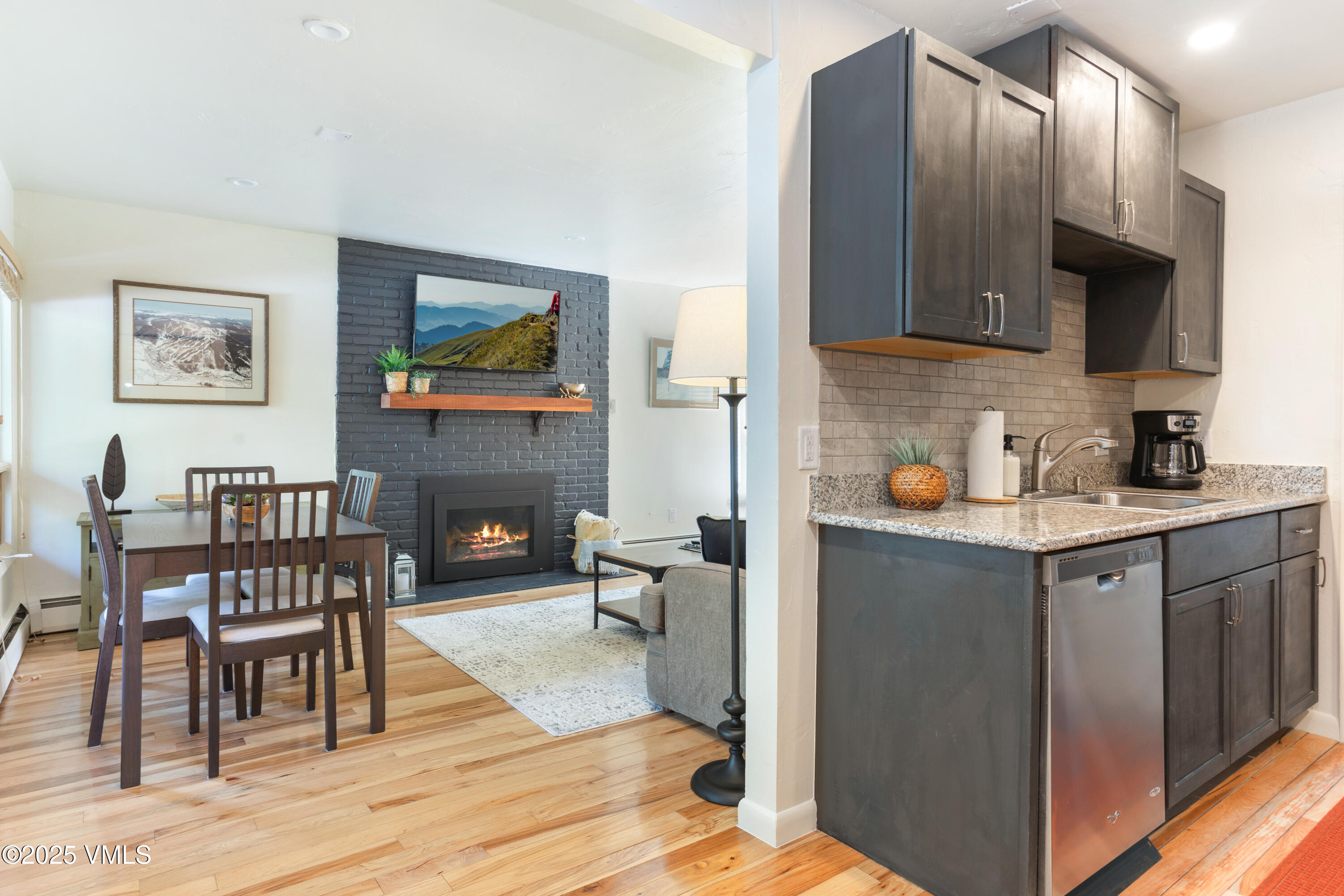 909 Red Sandstone, B2