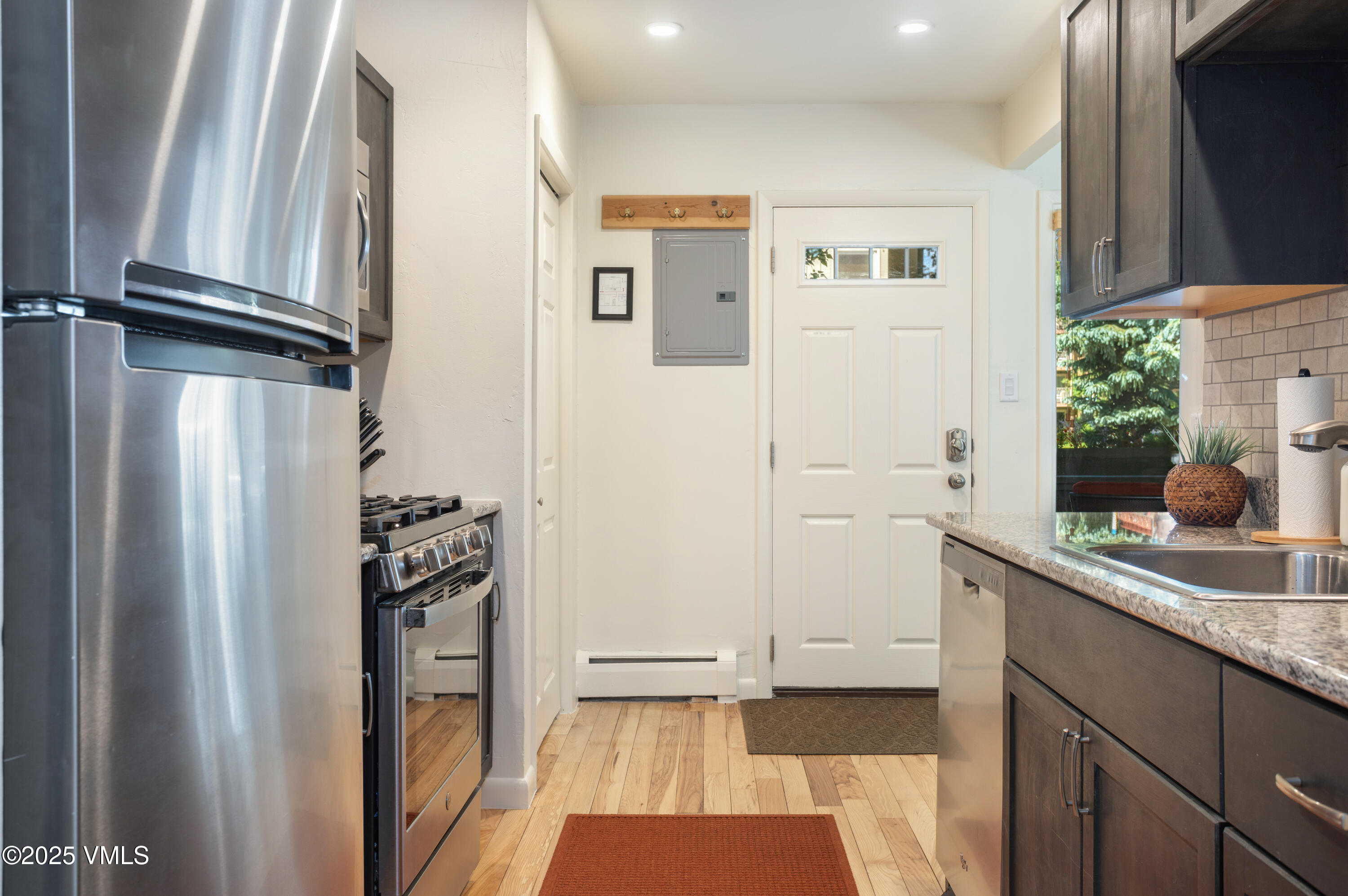 909 Red Sandstone, B2
