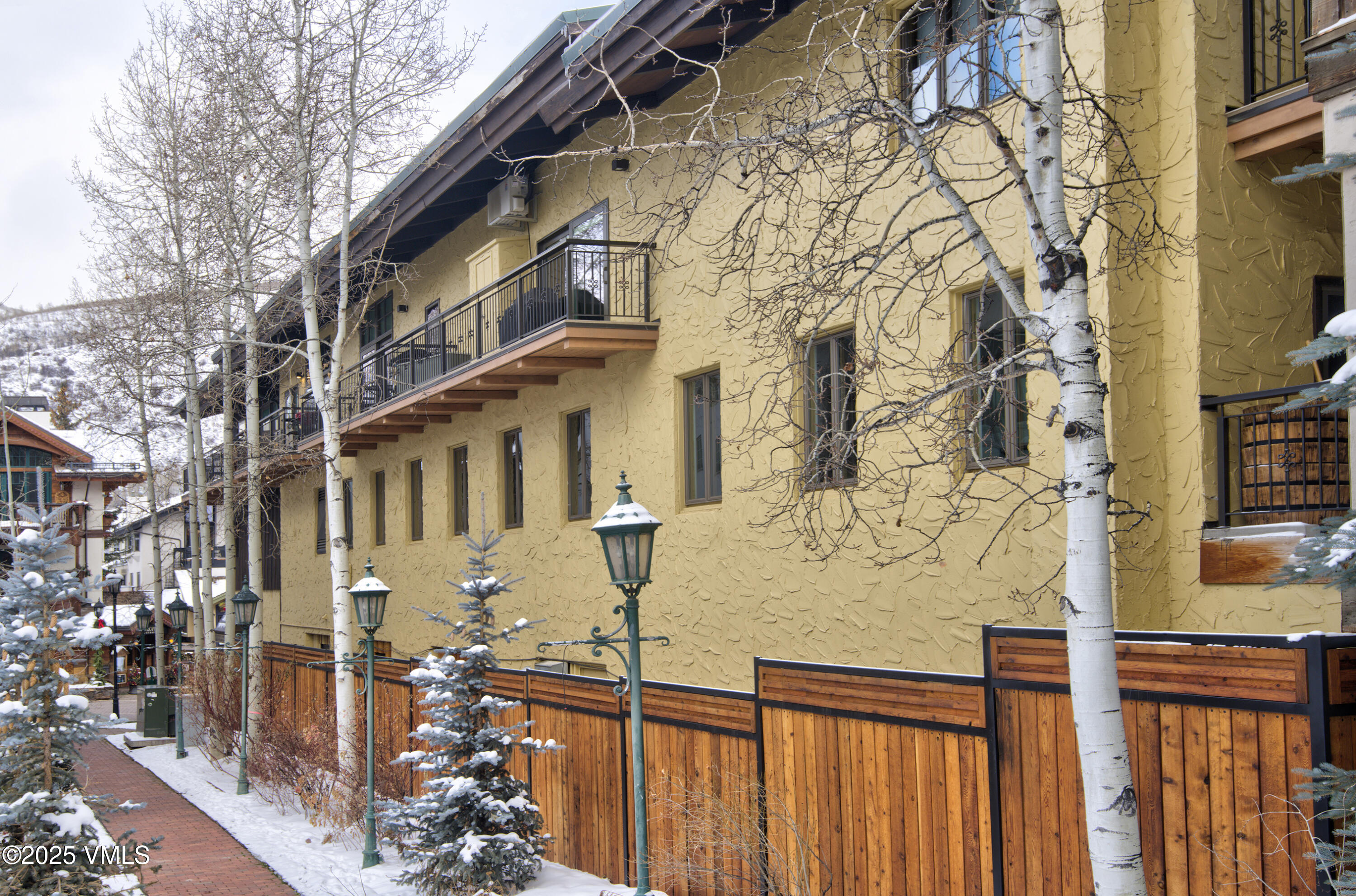 225 Wall Street, 303