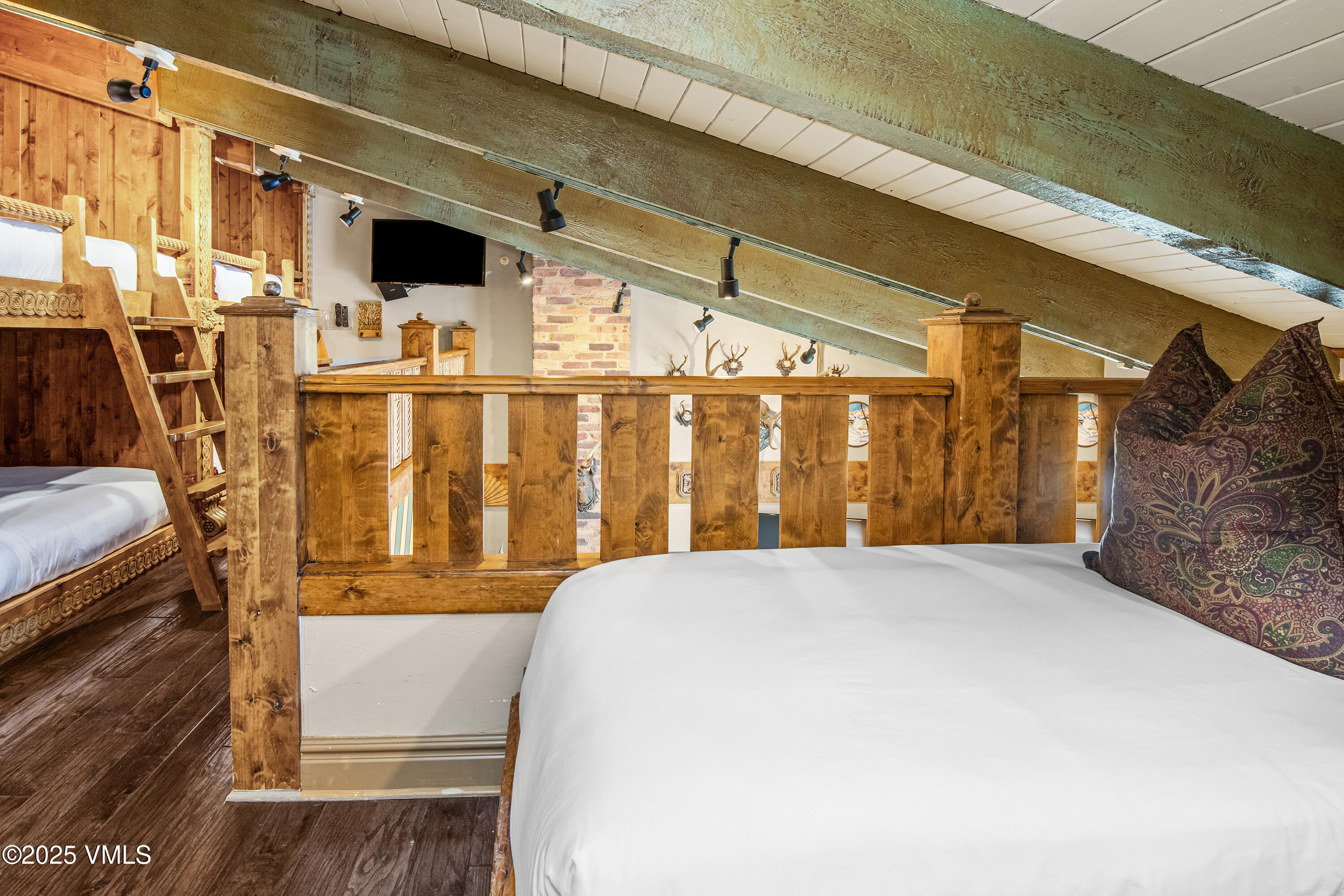 225 Wall Street, 303